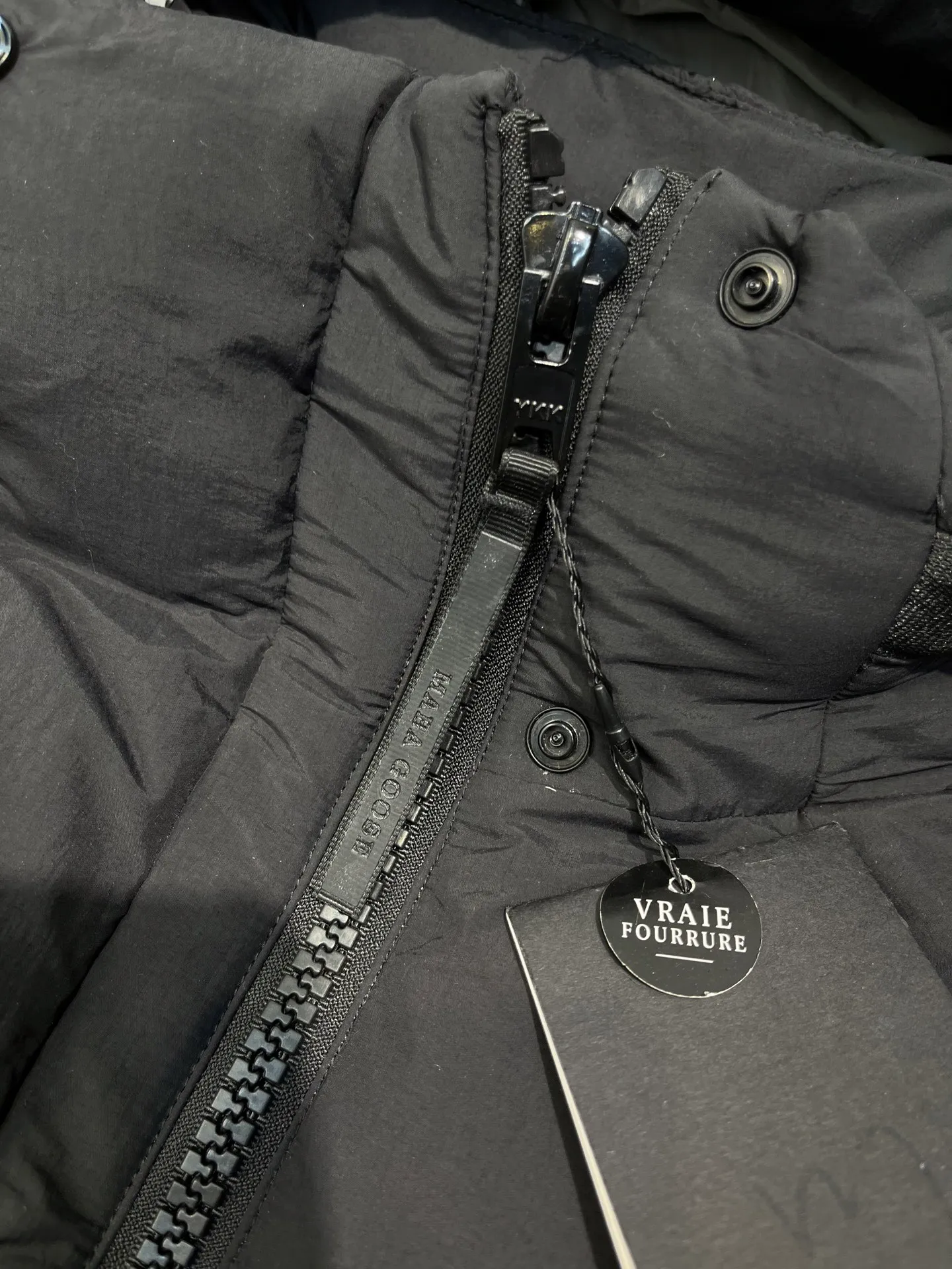 P740 Big Goose Capsule White Label Down Canada Goos* Canada Goose's new limited white label bread jacket, the same style for men and women, filled with 625 fill power white goose down, and the fabric has a satin feel. Suitable for wearing in spring and autumn in various cities, this model has a stand-up collar design, classic and versatile, and has good thermal insulation effect! Fabric + Features: ✅Fabric: 85% polyester, 15% cotton, windproof and waterproof ✅Lining: 100% polyester, windproof and waterproof ✅Filling: 80% pure white duck down, 20% pure white feathers ✅Fillness: 625 ✅Care instructions: Dry cleaning ✅Zipper: Genuine YKK two-way entrance zipper ✅TEI Temperature Feeling Index 1: Lightweight minus 5 degrees to 5 degrees Technology: ✅The fabric is made of CORDURA polyamide fabric, which is a new functional fabric and a leading technological product. The durability is 2 times higher than ordinary nylon fabric. Wear resistance, strong tear resistance, good hand feel and good color. ✅The liner is filled with imported 625 fill power 90 white duck down, the liner is reinforced with anti-runaway velvet liner, and the fly on the front center fly is designed with snap buttons to prevent ventilation and rain. Whether it is hiking, urban walking or polar exploration, this model can help you find the Cana that suits your body, activities and lifestyle. Color: pink, blue, black, white Size: xs-l